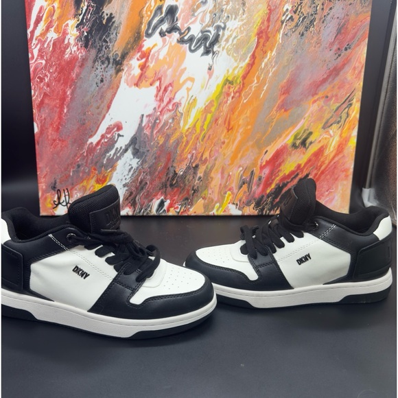 DKNY Women's White and Black Ozone Lace-Up Low-Top SZ9 - Picture 4 of 9